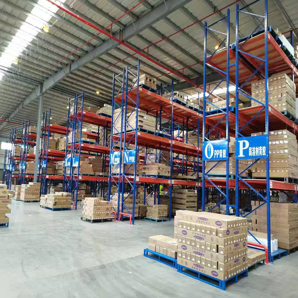 Các cuộn vật liệu được sắp xếp trên hệ thống kệ kho