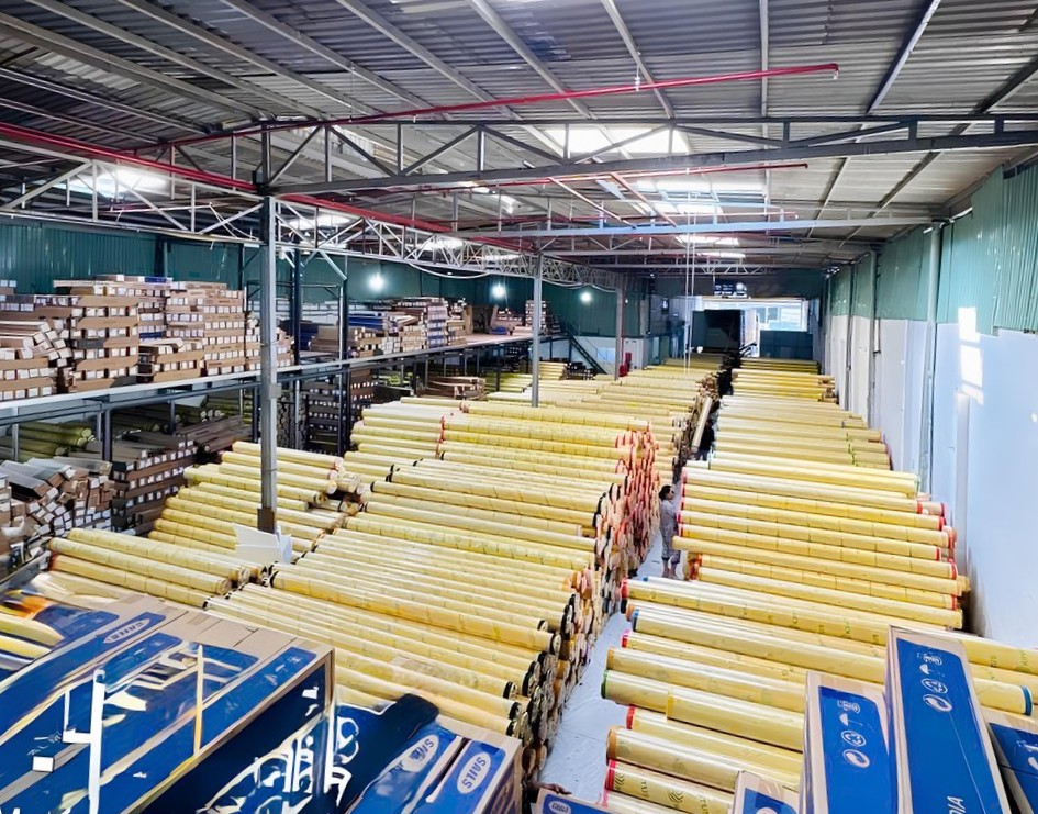 Kho xưởng thực tế Vạn Hưng với các lô vật tư quảng cáo sẵn sàng cung ứng